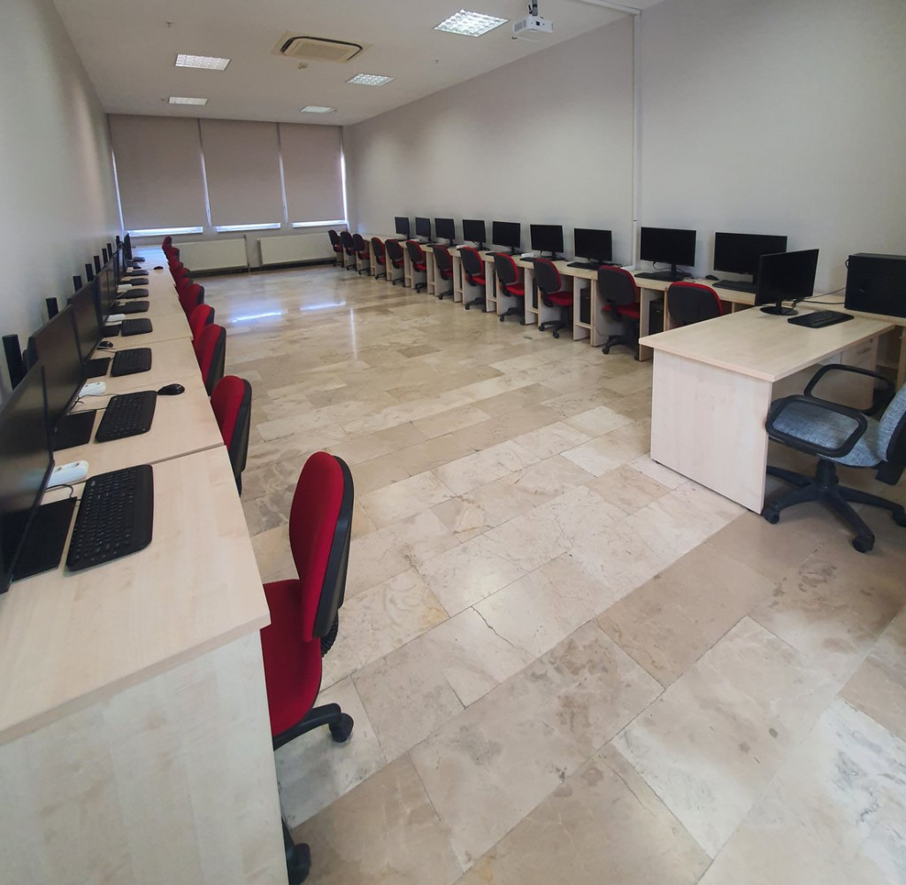 1751545531-1720769467-Bilgisayar laboratuarı.jpg